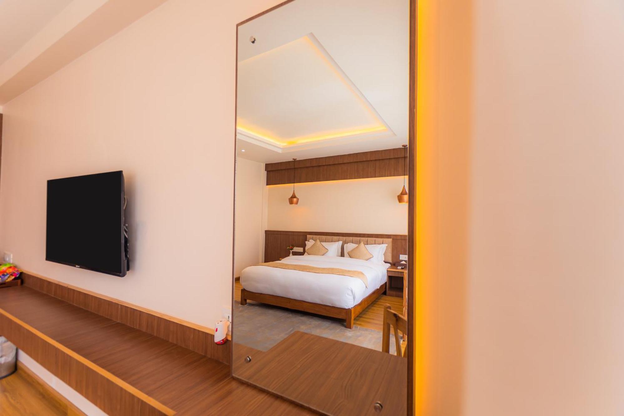 Temple Himalaya Hotel & Spa Похара Екстериор снимка