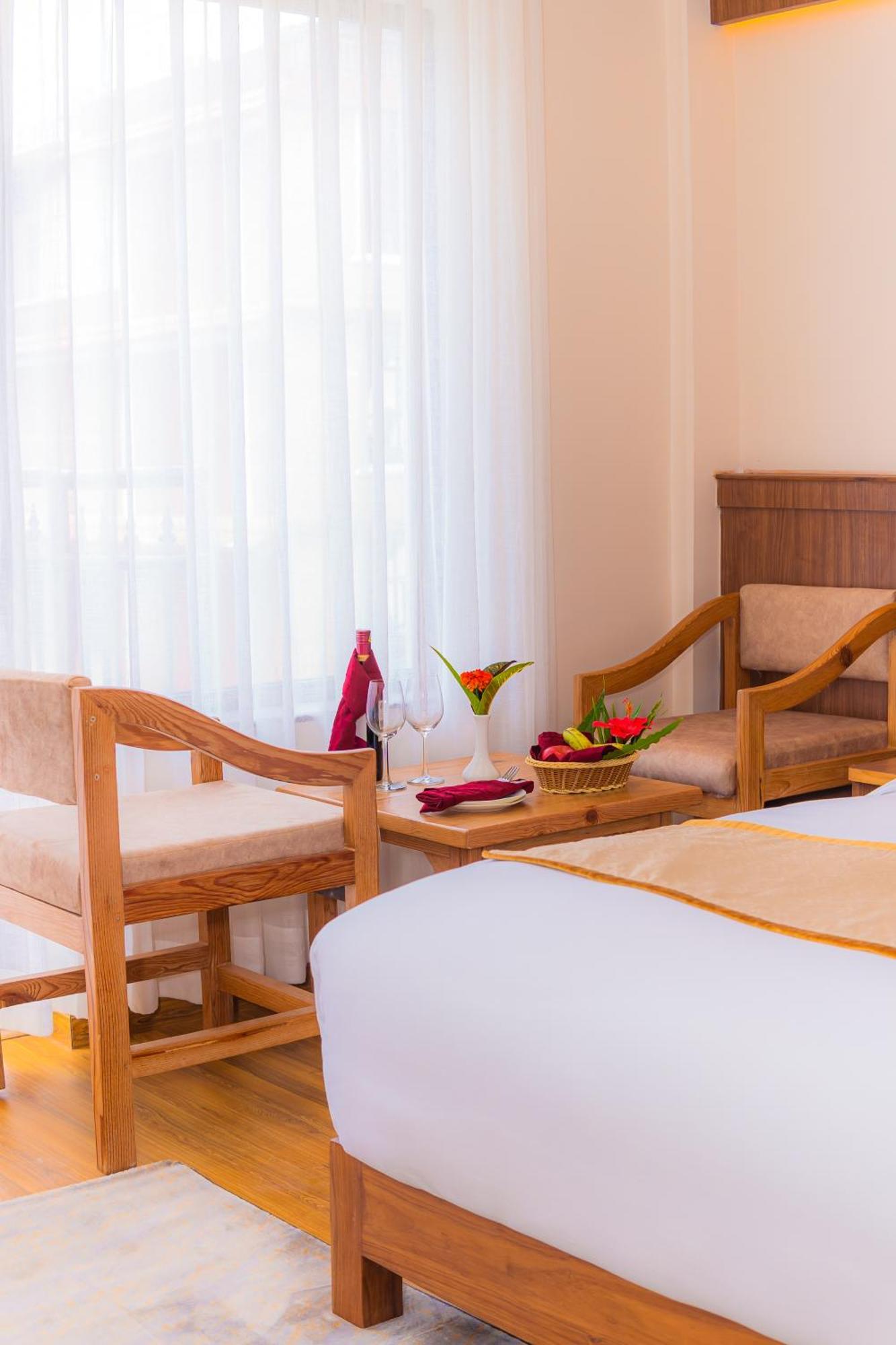 Temple Himalaya Hotel & Spa Похара Екстериор снимка