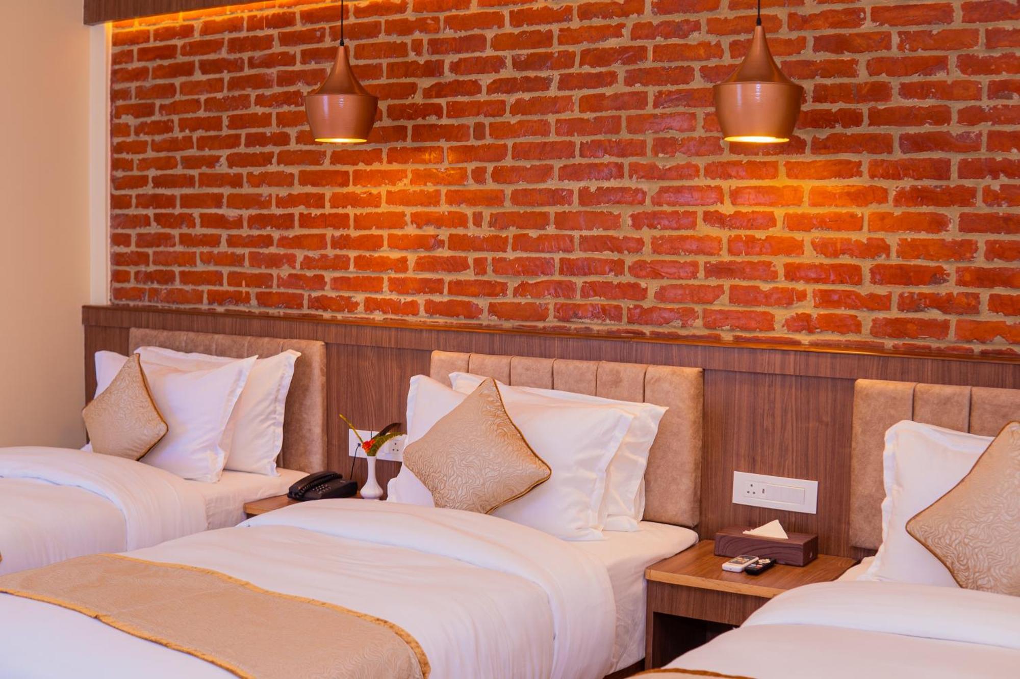 Temple Himalaya Hotel & Spa Похара Екстериор снимка