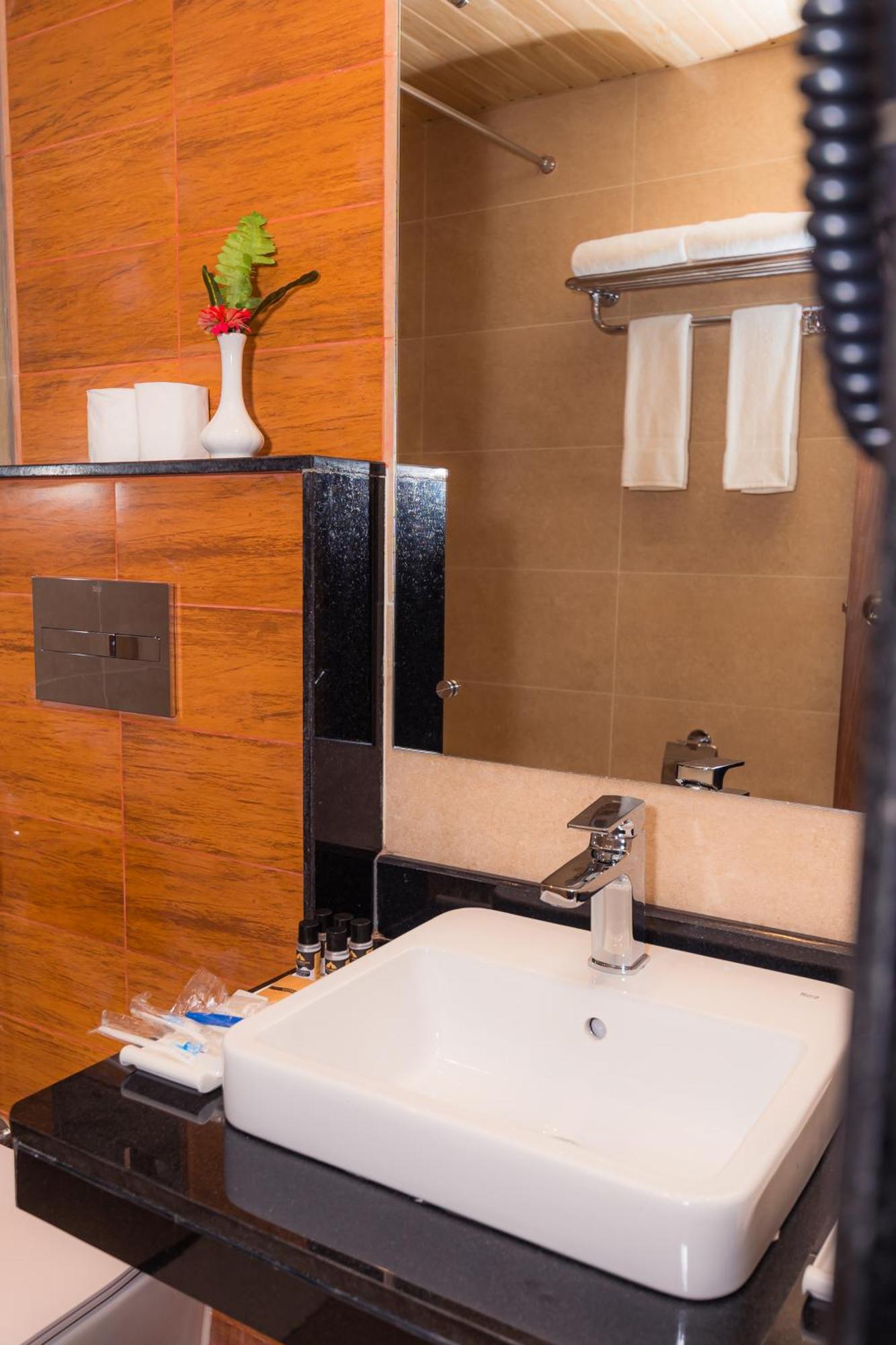 Temple Himalaya Hotel & Spa Похара Екстериор снимка