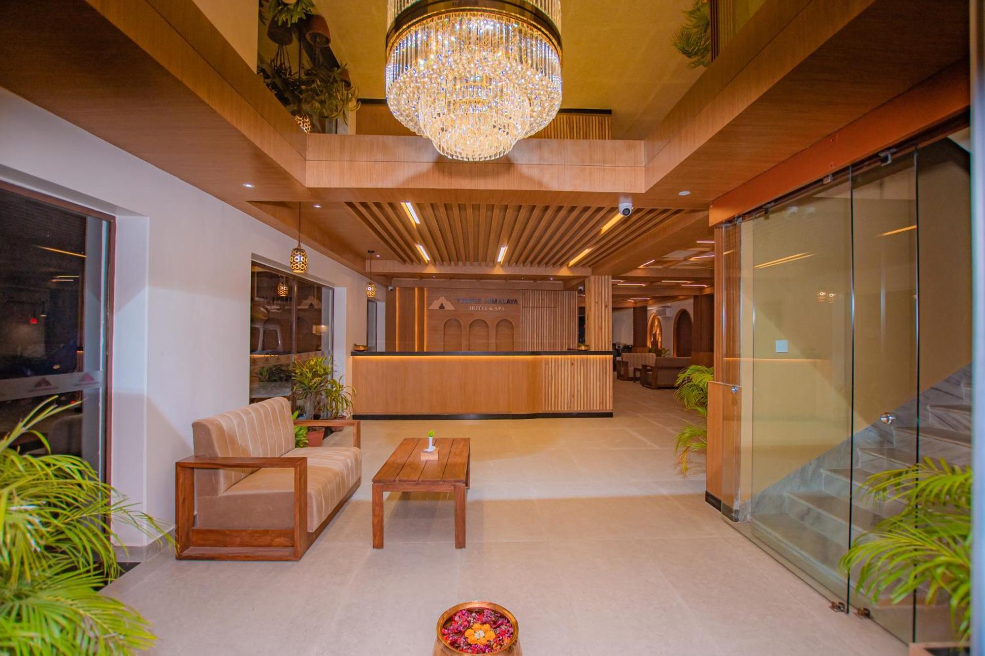 Temple Himalaya Hotel & Spa Похара Екстериор снимка