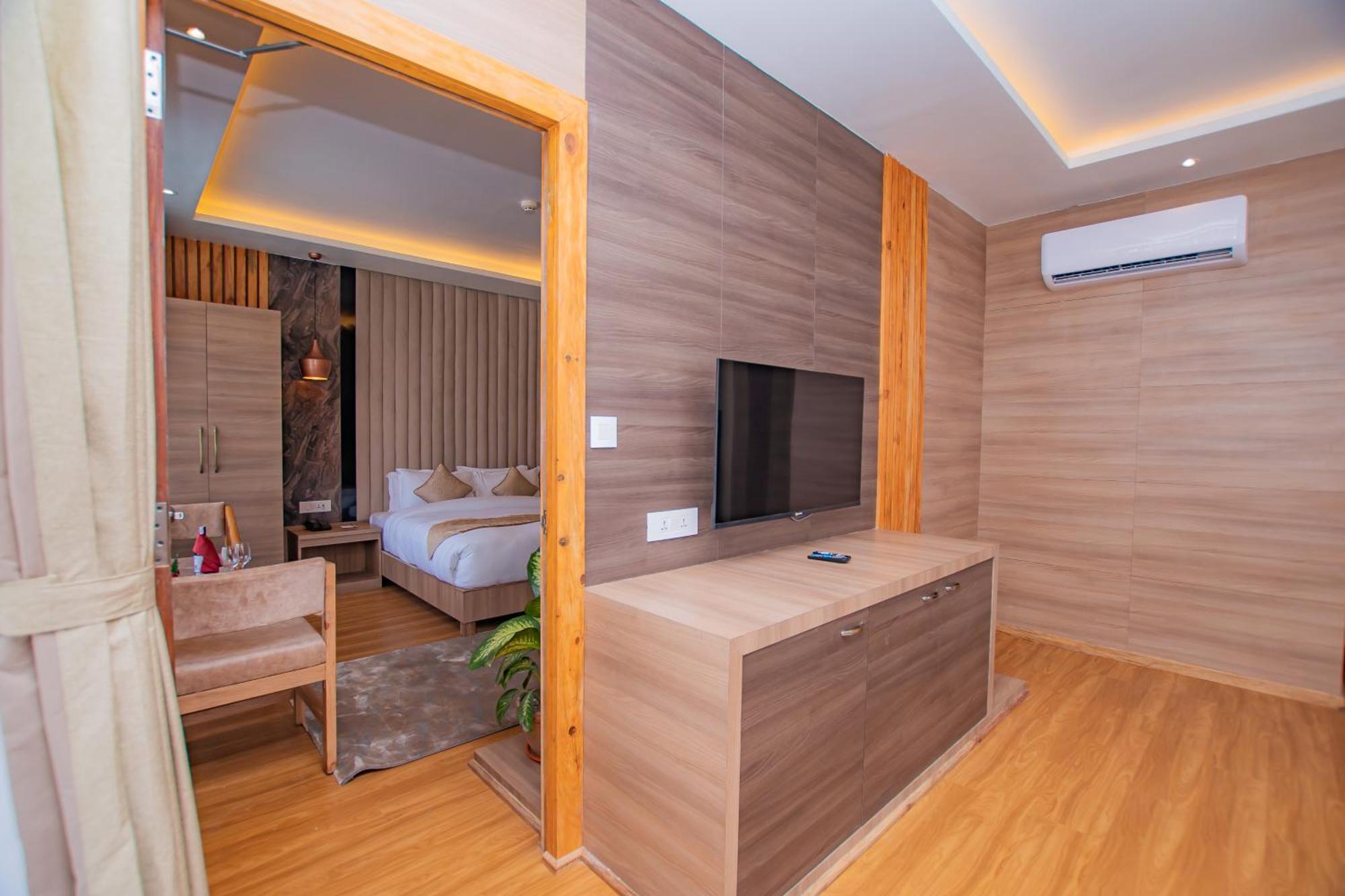 Temple Himalaya Hotel & Spa Похара Екстериор снимка