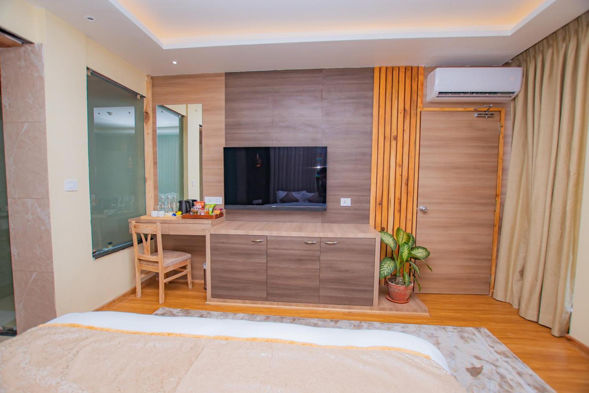 Temple Himalaya Hotel & Spa Похара Екстериор снимка