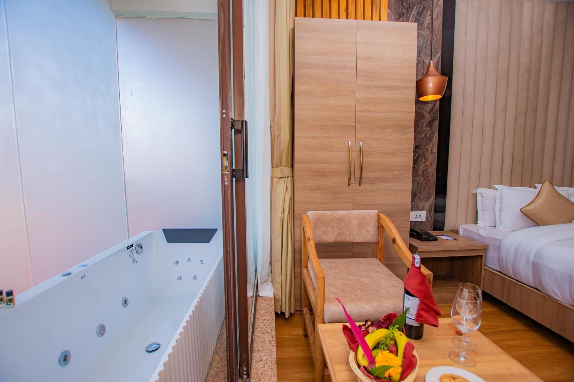 Temple Himalaya Hotel & Spa Похара Екстериор снимка
