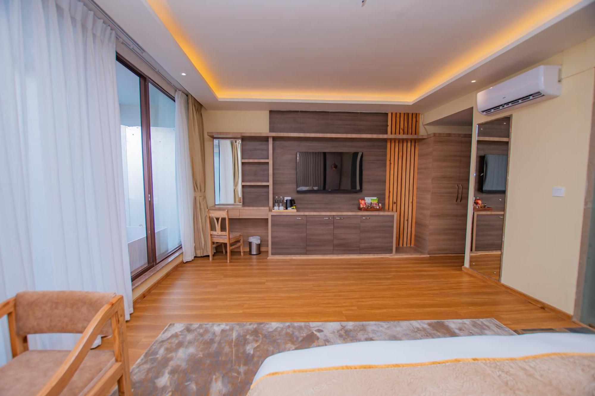 Temple Himalaya Hotel & Spa Похара Екстериор снимка