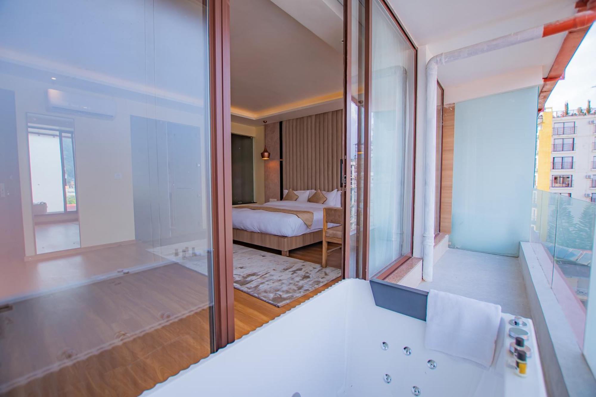 Temple Himalaya Hotel & Spa Похара Екстериор снимка